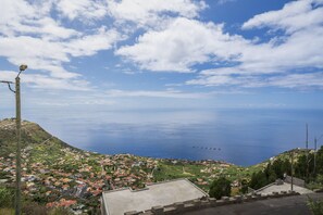 Une ville côtière offrant une vue sur la mer et un ciel dégagé.