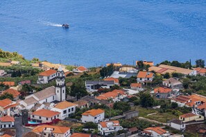 Une ville côtière où se côtoient des immeubles résidentiels et un imposant beffroi.