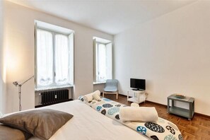 Tabla de planchar con plancha, wifi, ropa de cama