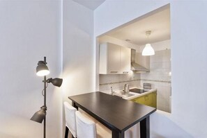 Micro-ondes, plaque de cuisson, grille-pain