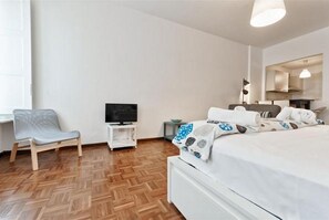 Iron/ironing board, WiFi, bed sheets
