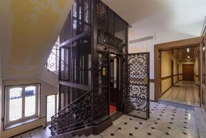 المنشأة من الداخل