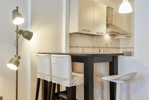 Dining - Bright and airy studio apartment located in a strategic position, just few steps from Porta Nuova, in an elegant building with concierge. Ideal for short stays or pleasure: the area is full of restaurants, bars, shops and aperitifs, and is well served by (Torino)