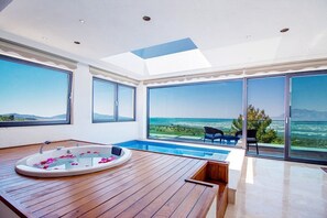 Villa | Private spa tub