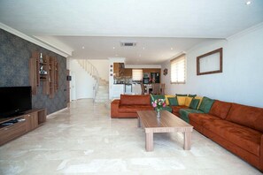 Villa | Wohnbereich | Plasmafernseher