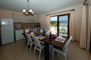 Villa | Eigene Küche | Großer Kühlschrank, Mikrowelle, Herdplatte, Geschirrspüler