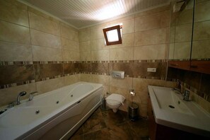 Bañera y ducha independientes, bañera de hidromasaje, pantuflas, toallas