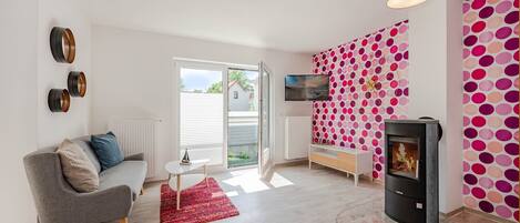 TV, lareira, mesa de pingue-pongue