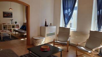 Smart TV, chimenea, reproductor de DVD y libros