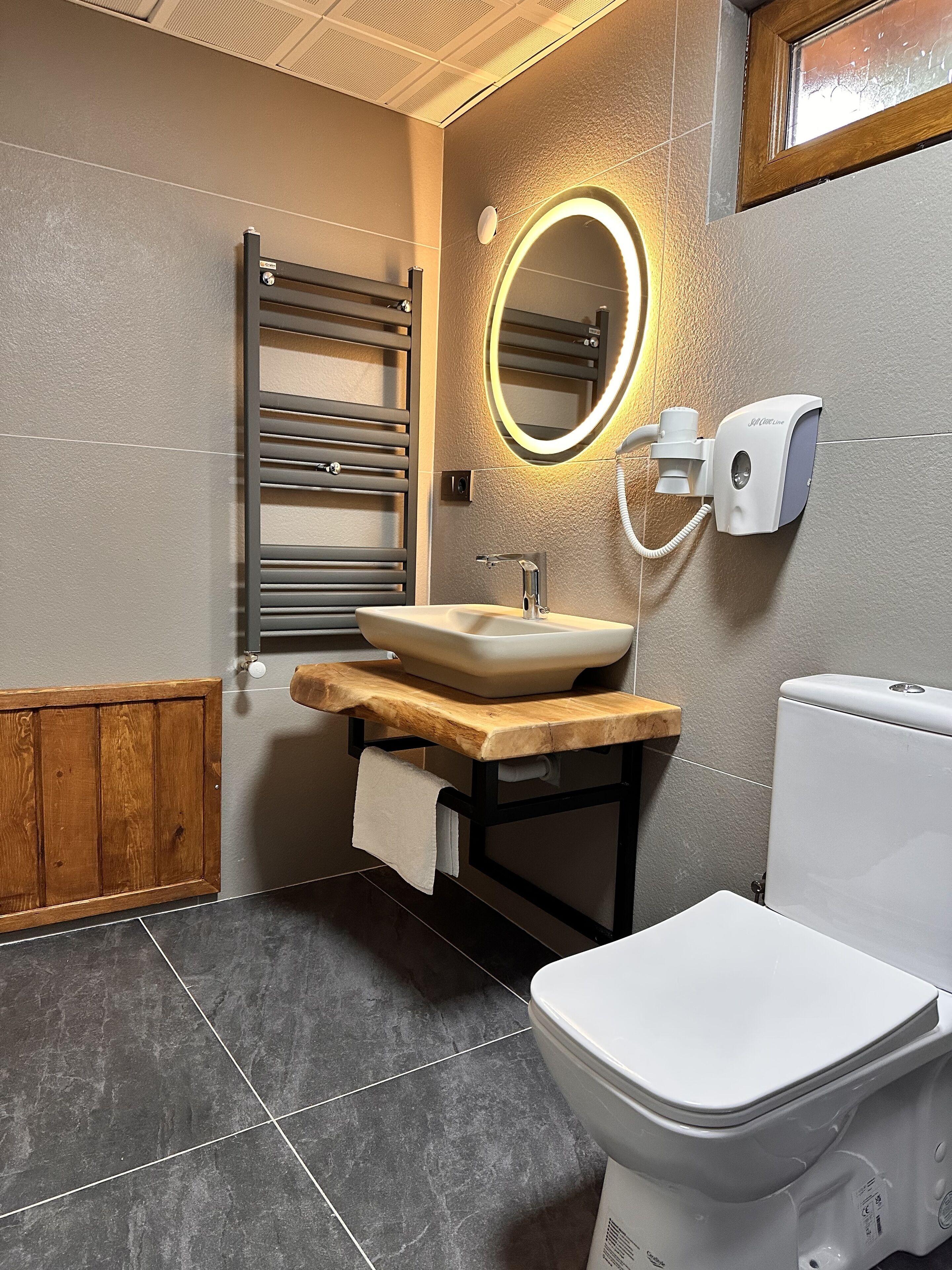 bungalov ev | bathroom | shower, free toiletries, hair dryer, slippers