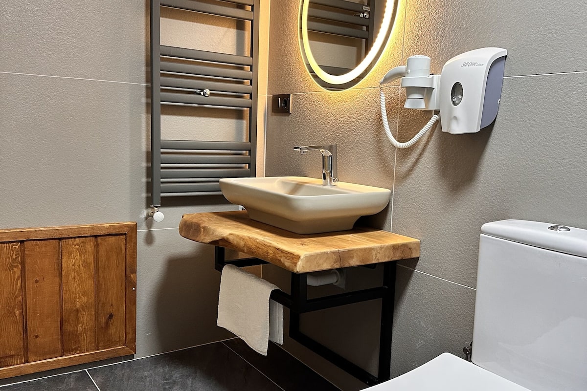 bungalov ev | bathroom | shower, free toiletries, hair dryer, slippers