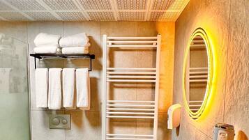 Regadera, amenidades de baño gratuitas, secadora de cabello, pantuflas