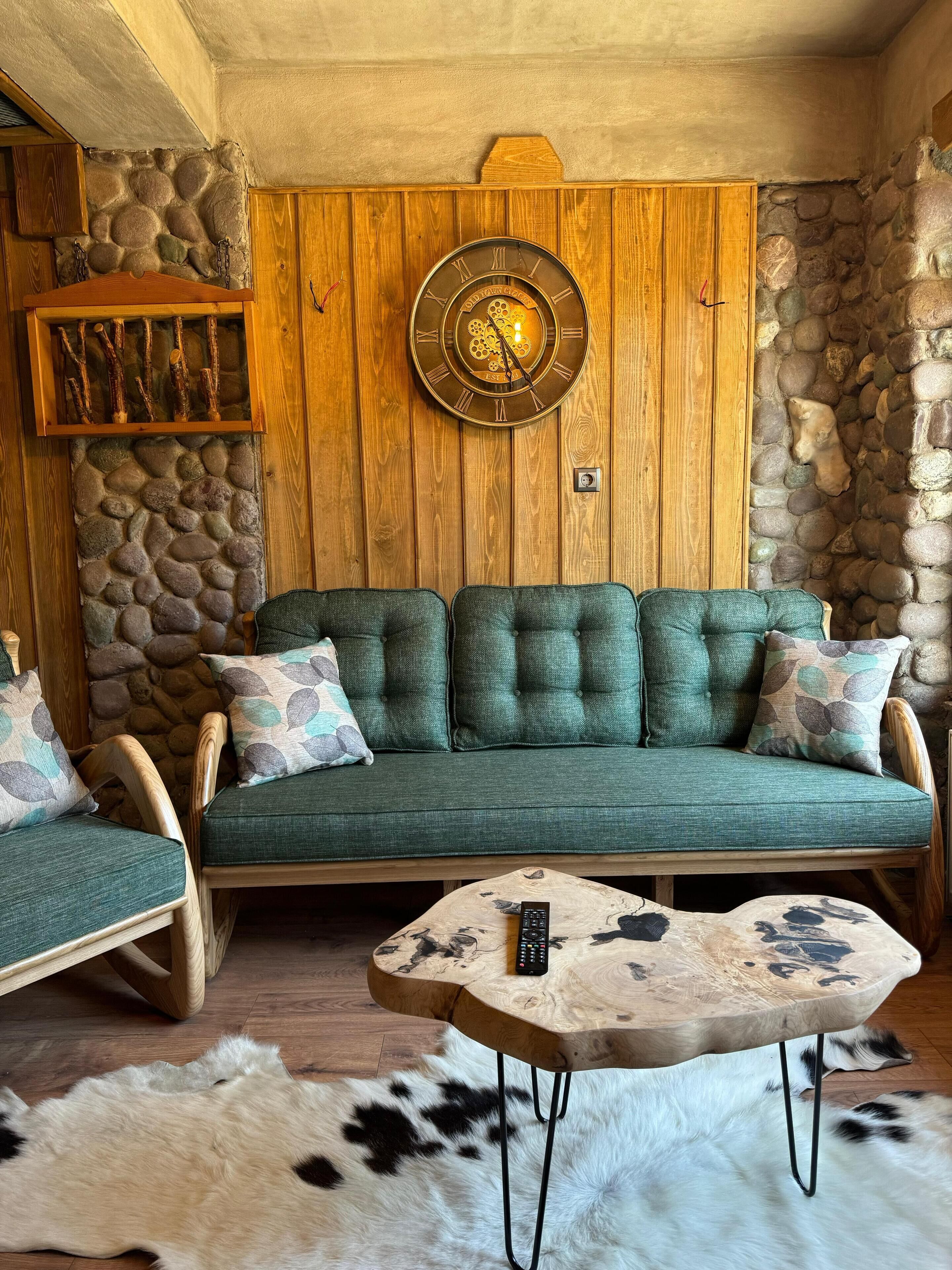 deluxe duplex | 1 bedroom, premium bedding, desk, iron/ironing board