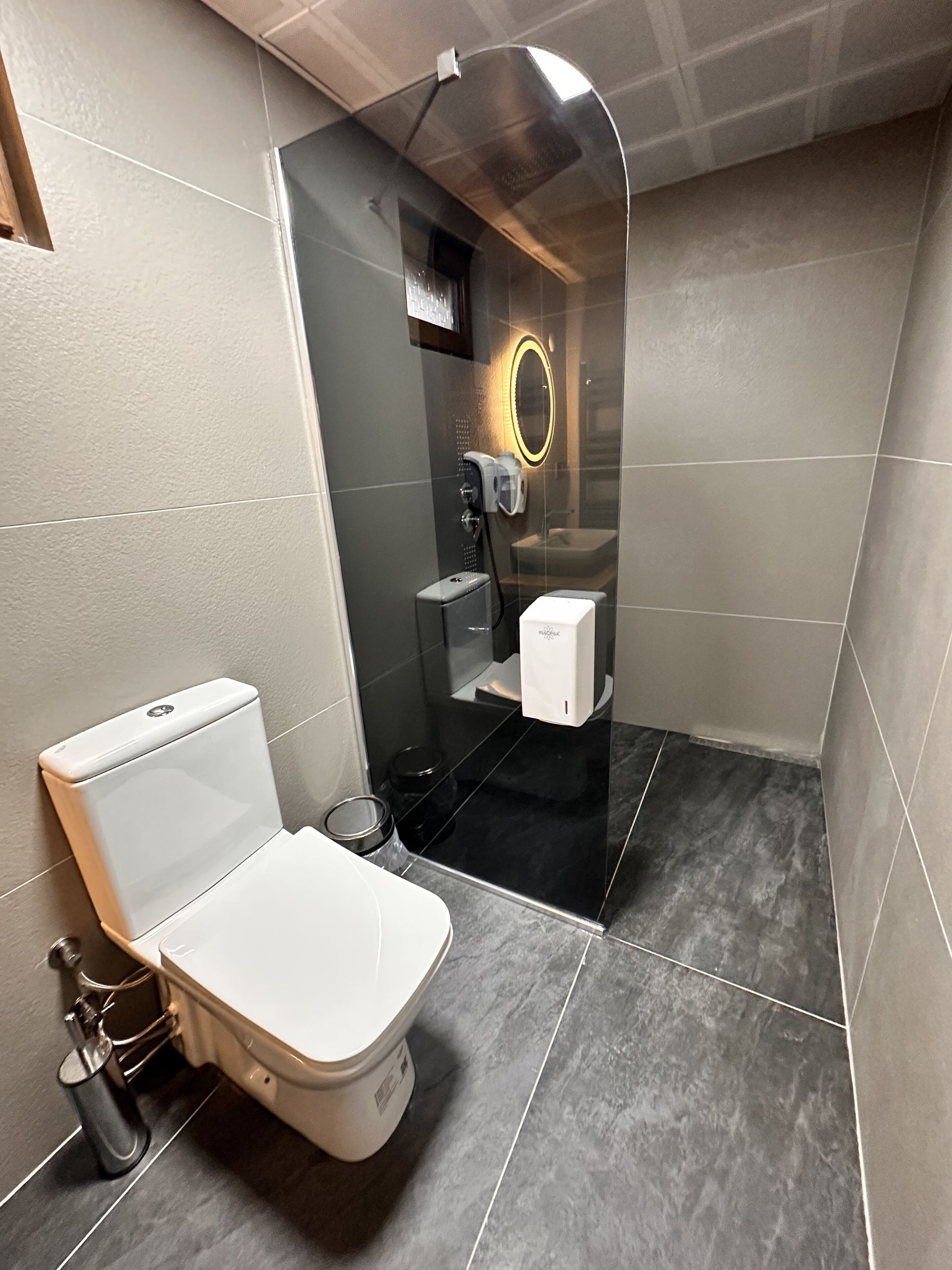 bungalov ev | bathroom | shower, free toiletries, hair dryer, slippers