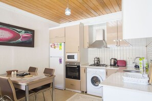 Villa | Eget pentry | Stort kylskåp, mikrovågsugn, ugn och spishäll