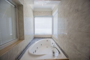 Villa | Badrum | Badkar/dusch, bubbelbadkar, hårtork och tofflor