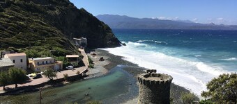 Very nice air-conditioned apartment with heated pool in charming villa.