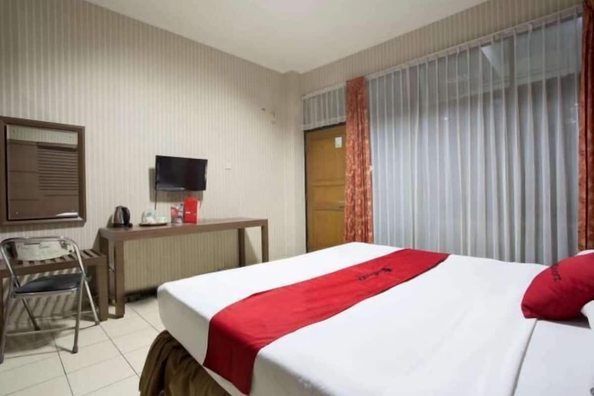 Escritorio, wifi gratis y ropa de cama