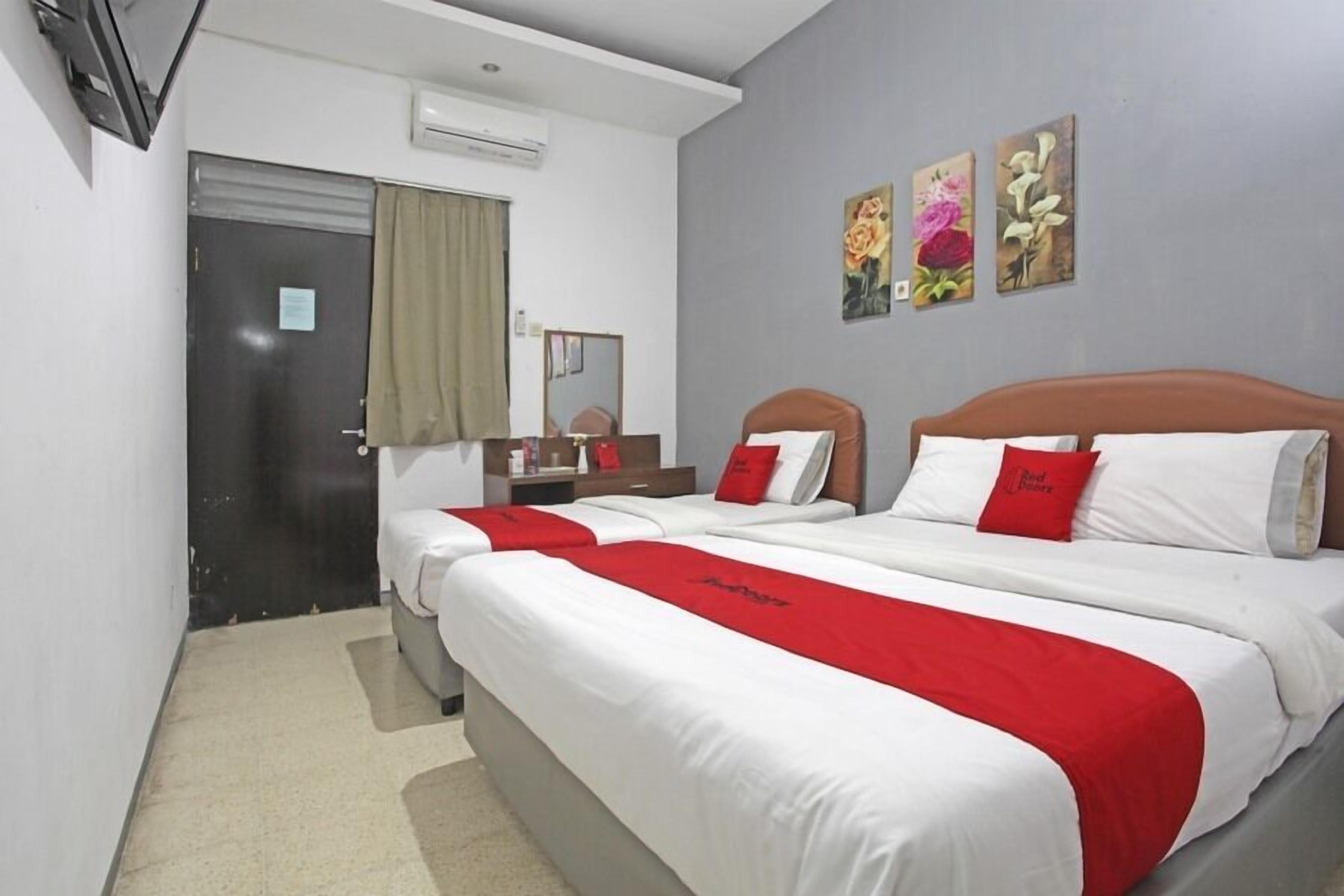 Desk, free WiFi, bed sheets