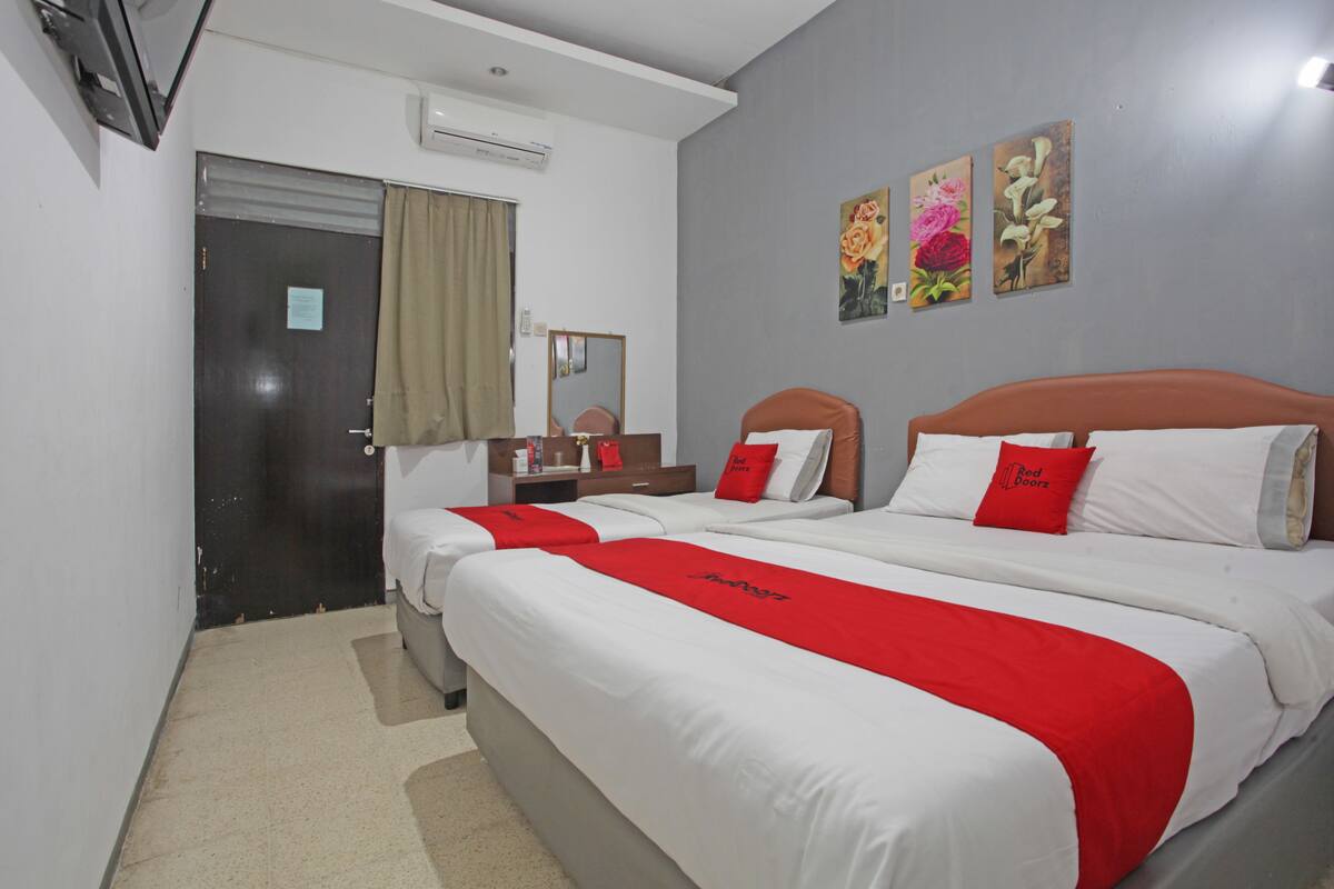 Kamar Keluarga | Meja kerja, Wi-Fi gratis, dan seprai linen