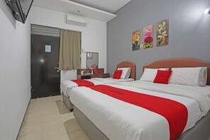 Family Room | Desk, free WiFi, bed sheets - RedDoorz @ Soekarno Hatta 2 (Malang)