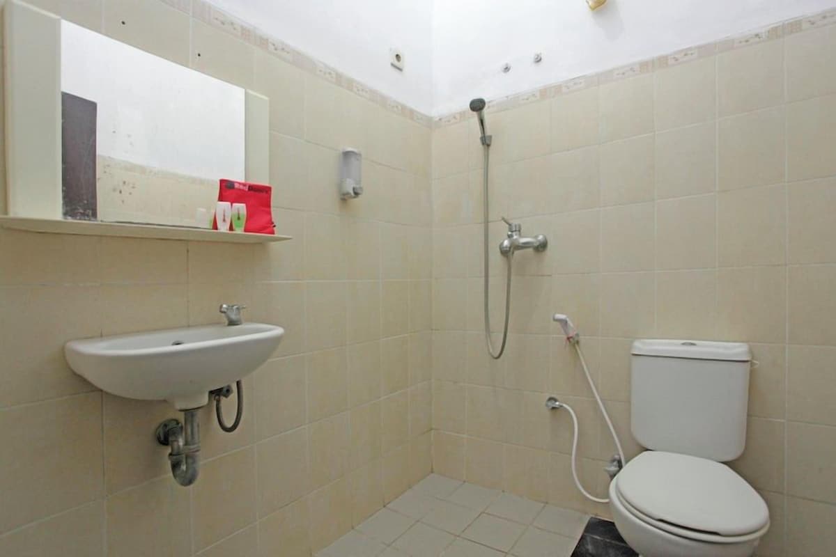 Een badkamer met een wastafel, toilet en douche.