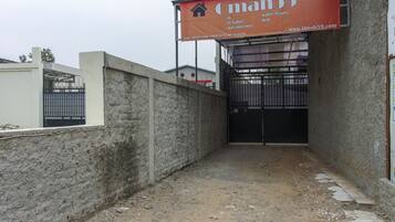 Pintu masuk properti