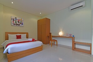 Desk, free WiFi, bed sheets - RedDoorz Plus @ Mahendradatta Denpasar (Denpasar)