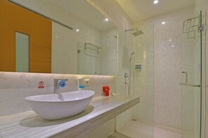 Shower, free toiletries, towels