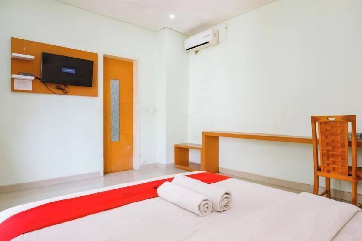 Desk, free WiFi, bed sheets