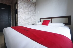 Double Room | Desk, free WiFi, bed sheets - RedDoorz @ Batu Aji Batam (Batam)