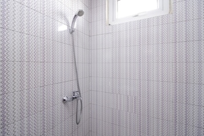 Kamar Double | Kamar mandi | Shower, perlengkapan mandi gratis, dan handuk