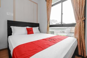 Double Room | Desk, free WiFi, bed sheets - RedDoorz near Manggarai Station 2 (Jakarta)
