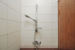 Double Room | Bathroom | Shower, free toiletries, towels - RedDoorz near Manggarai Station 2 (Jakarta)