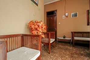 Lobby sitting area - RedDoorz near Manggarai Station 2 (Jakarta)