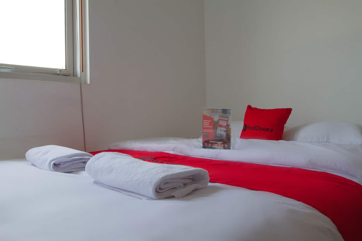 Escritorio, wifi gratis y ropa de cama