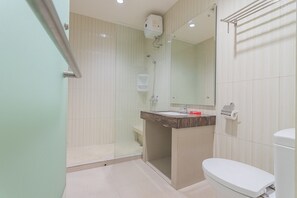 Habitación ejecutiva | Baño | Ducha, artículos de higiene personal gratuitos y toallas
