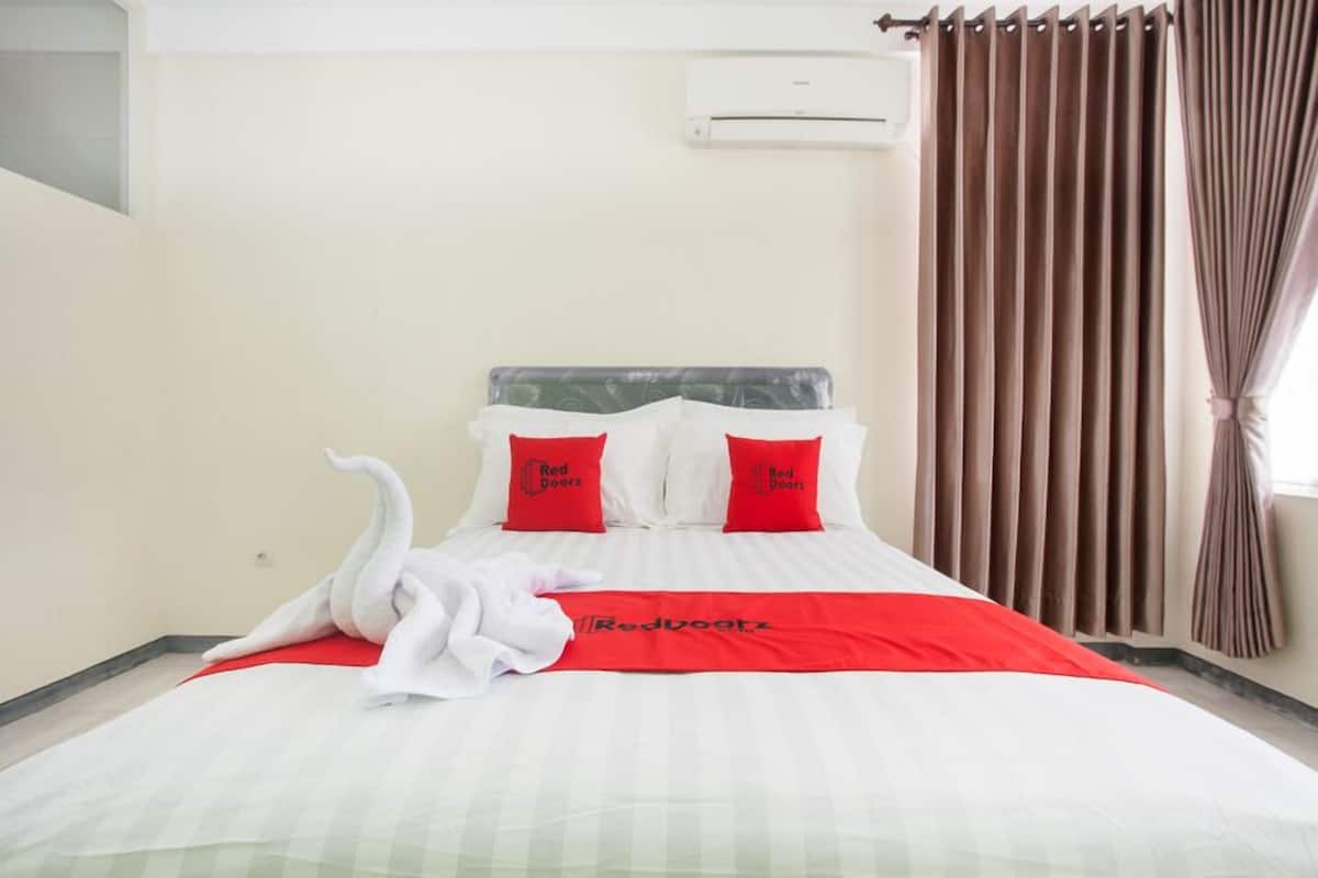 Desk, WiFi (free), bed sheets