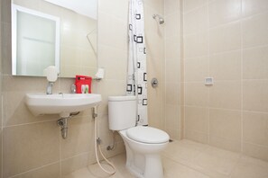 Chambre familiale | Salle de bain | Douche, articles de toilette (gratuits), serviettes fournies