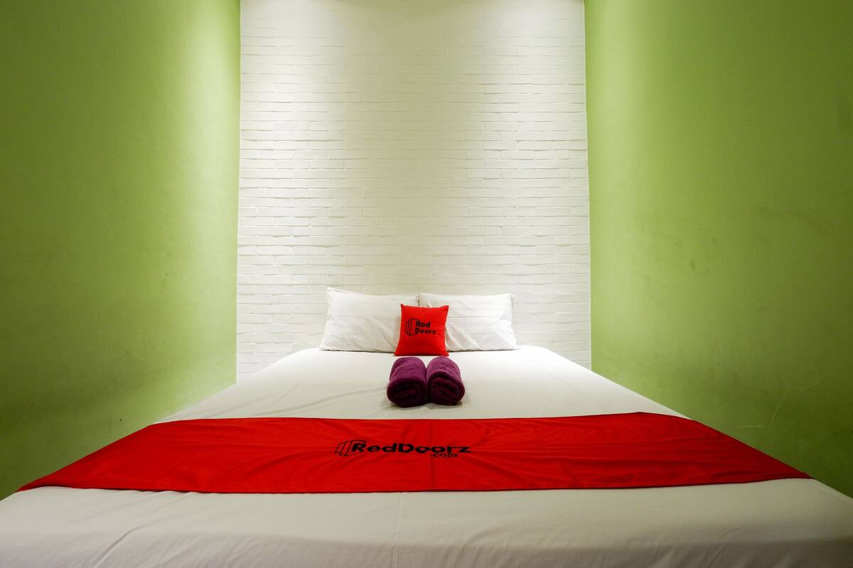 Desk, free WiFi, bed sheets
