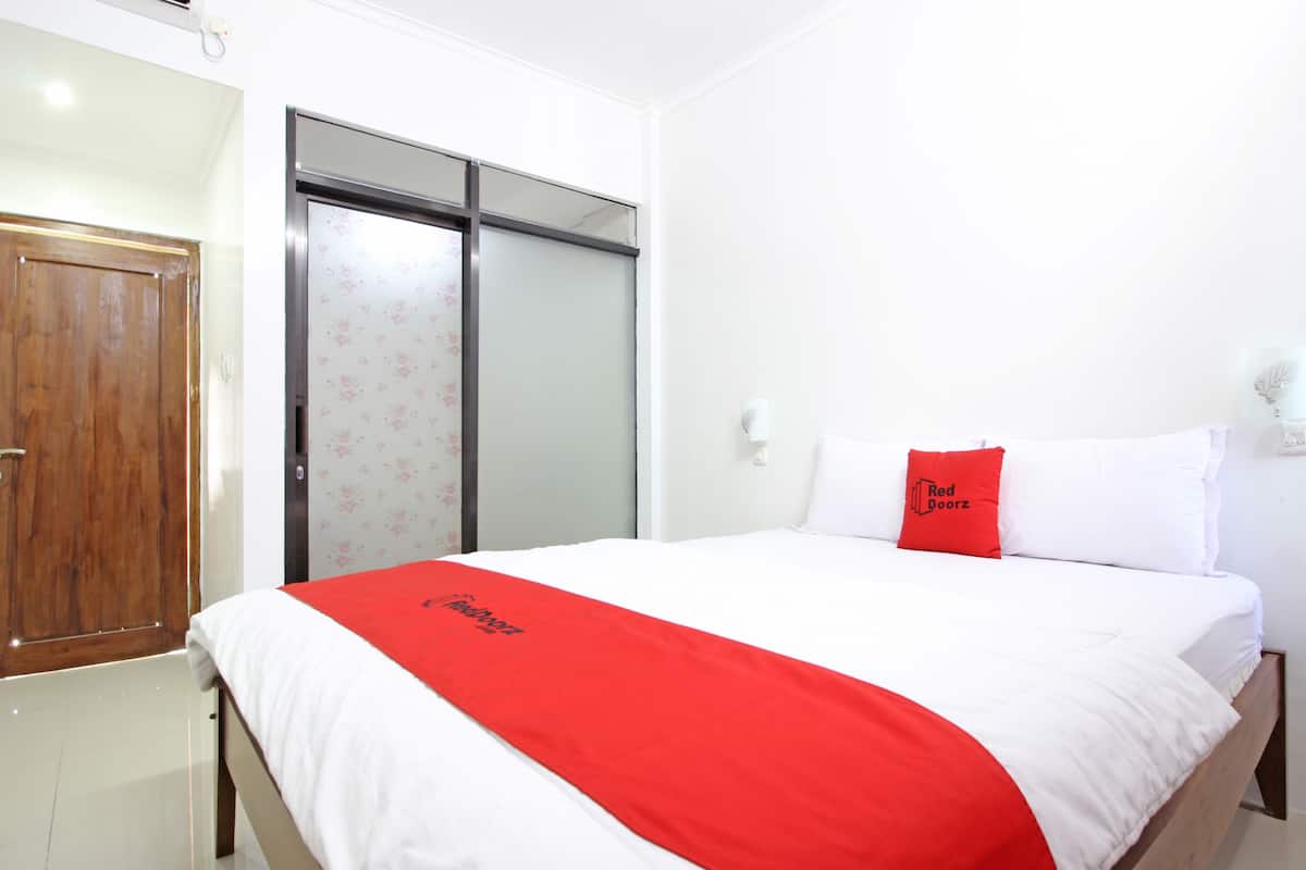 Escritorio, wifi gratis y ropa de cama