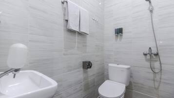 Deluxe Room | Bathroom | Shower, free toiletries, towels