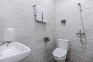 Deluxe Room | Bathroom | Shower, free toiletries, towels - RedDoorz Plus near Galaxy Bekasi (Bekasi)