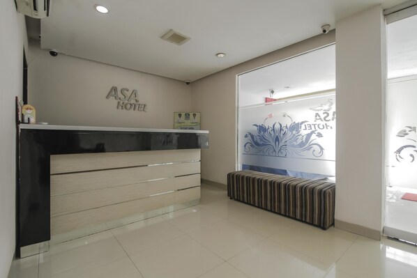 Reception - RedDoorz Plus near Galaxy Bekasi (Bekasi)
