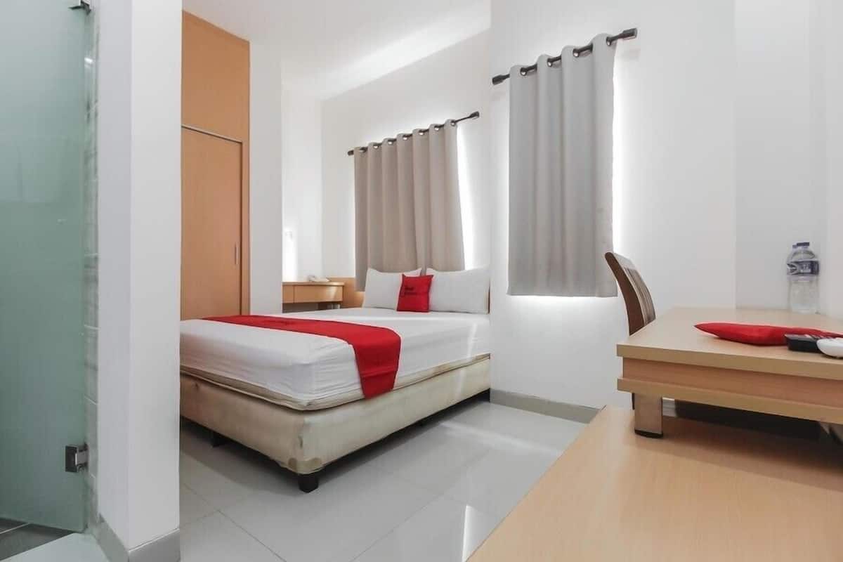 Escritorio, wifi gratis, ropa de cama
