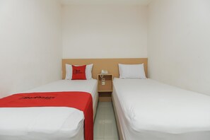 Desk, free WiFi, bed sheets - RedDoorz Plus near Galaxy Bekasi (Bekasi)