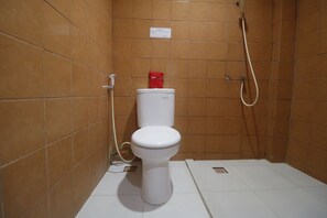 Double Room | Bathroom | Shower, free toiletries, towels - RedDoorz near Kartini Mall 2 Lampung (Bandar Lampung)