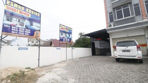 A guest house with a signboard advertising it. - RedDoorz near Kartini Mall 2 Lampung (Bandar Lampung)