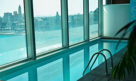 Piscina interna, piscina externa, funciona das 6h às 22h, guarda-sóis