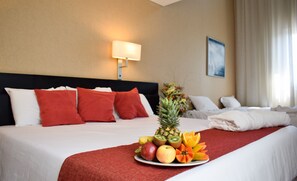 Chambre quadruple, vue sur la ville | Draps en coton égyptien, literie de qualité, couette en duvet, minibar